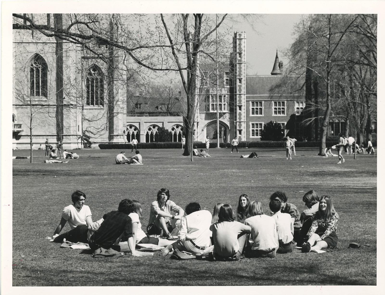 1972年的一张黑白照片中，学生们坐在主庭院的草地上